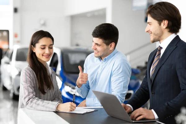 How online reviews impact your choice of car dealership